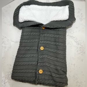 BABY BLANKET! GRAY KNIT BLANKET WITH BUTTONS